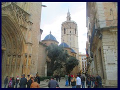 Plaza de la Virgen 02 - Cathedral and Carrer de Micalet